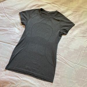 LuLulemon Short-Sleeved Shirt (grey)